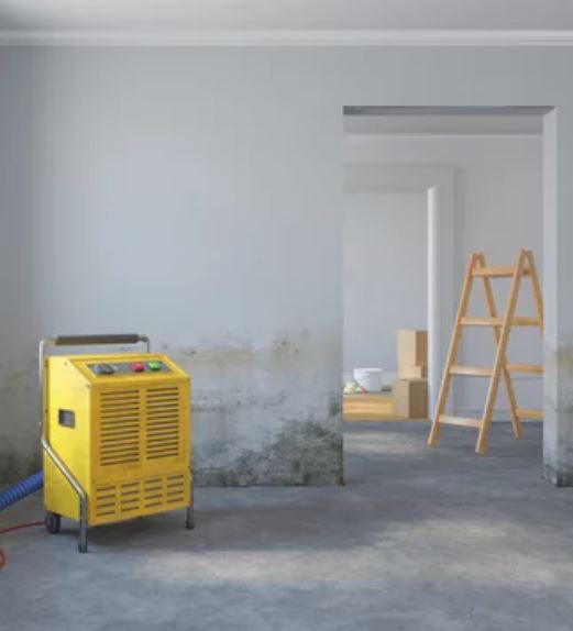Déshumidificateur en action dans un logement après un dégât des eaux